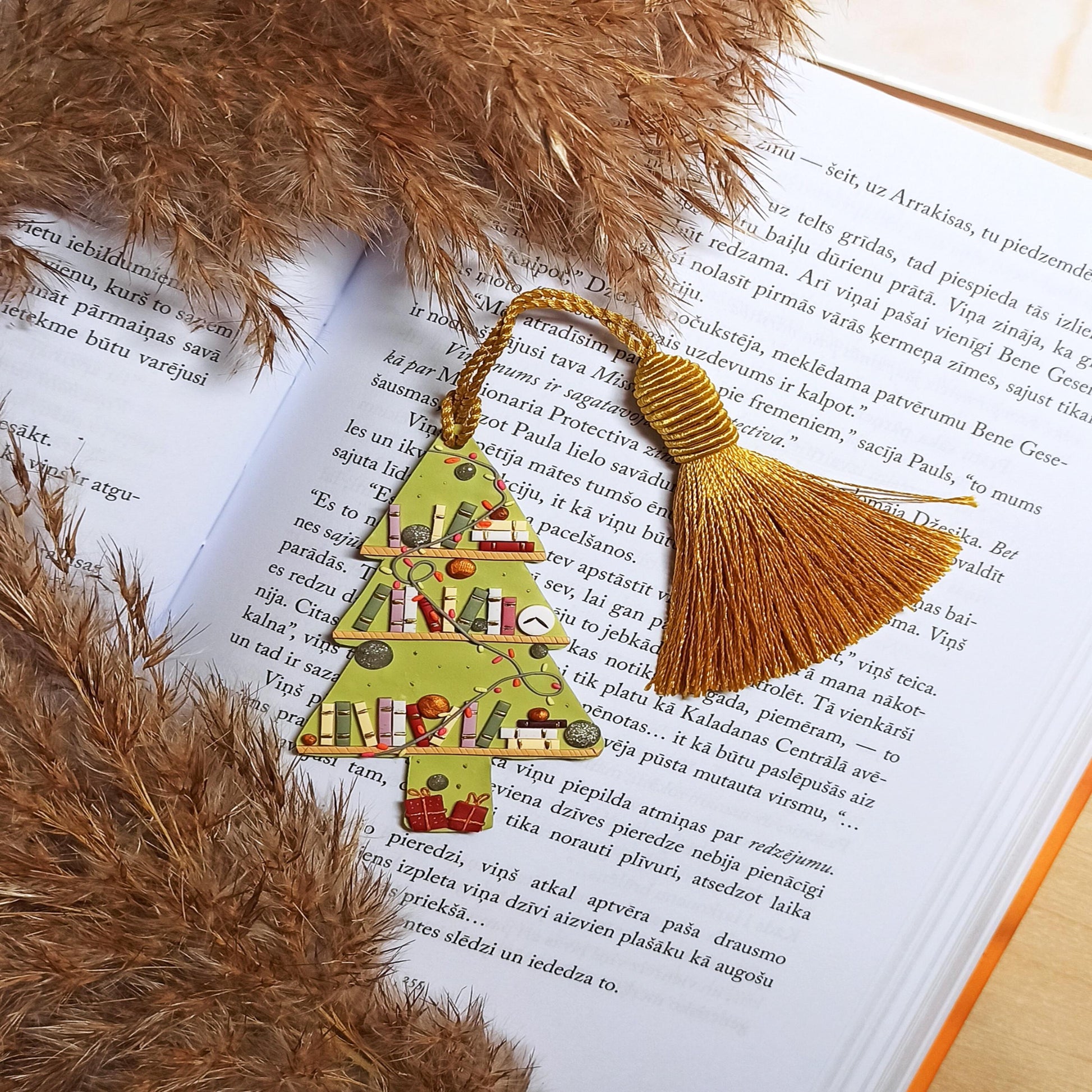 Handmade Christmas Tree Tassel Bookmark | Green Polymer Clay Winter Reading Accessory | Unique Gift for Bookworms