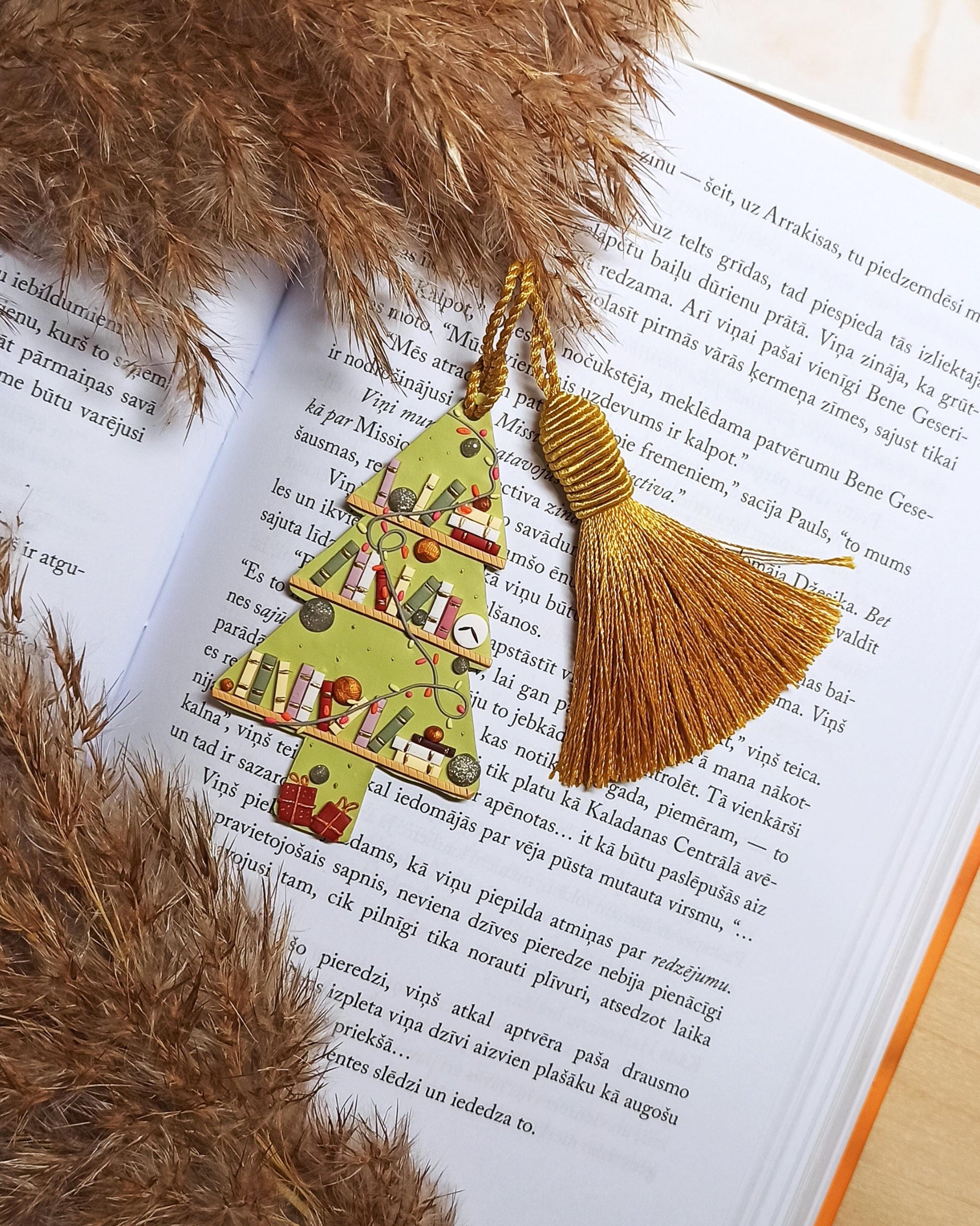Handmade Christmas Tree Tassel Bookmark | Green Polymer Clay Winter Reading Accessory | Unique Gift for Bookworms