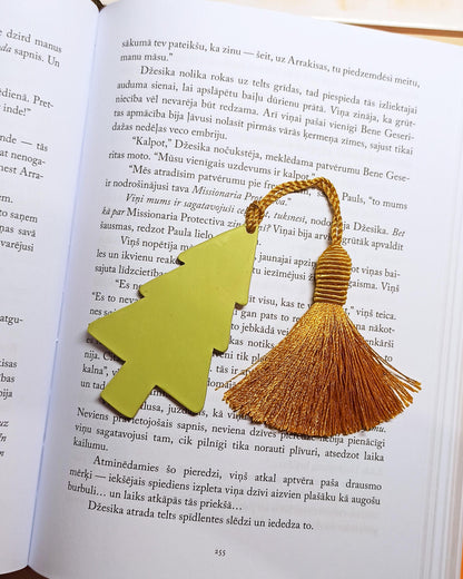 Handmade Christmas Tree Tassel Bookmark | Green Polymer Clay Winter Reading Accessory | Unique Gift for Bookworms.
